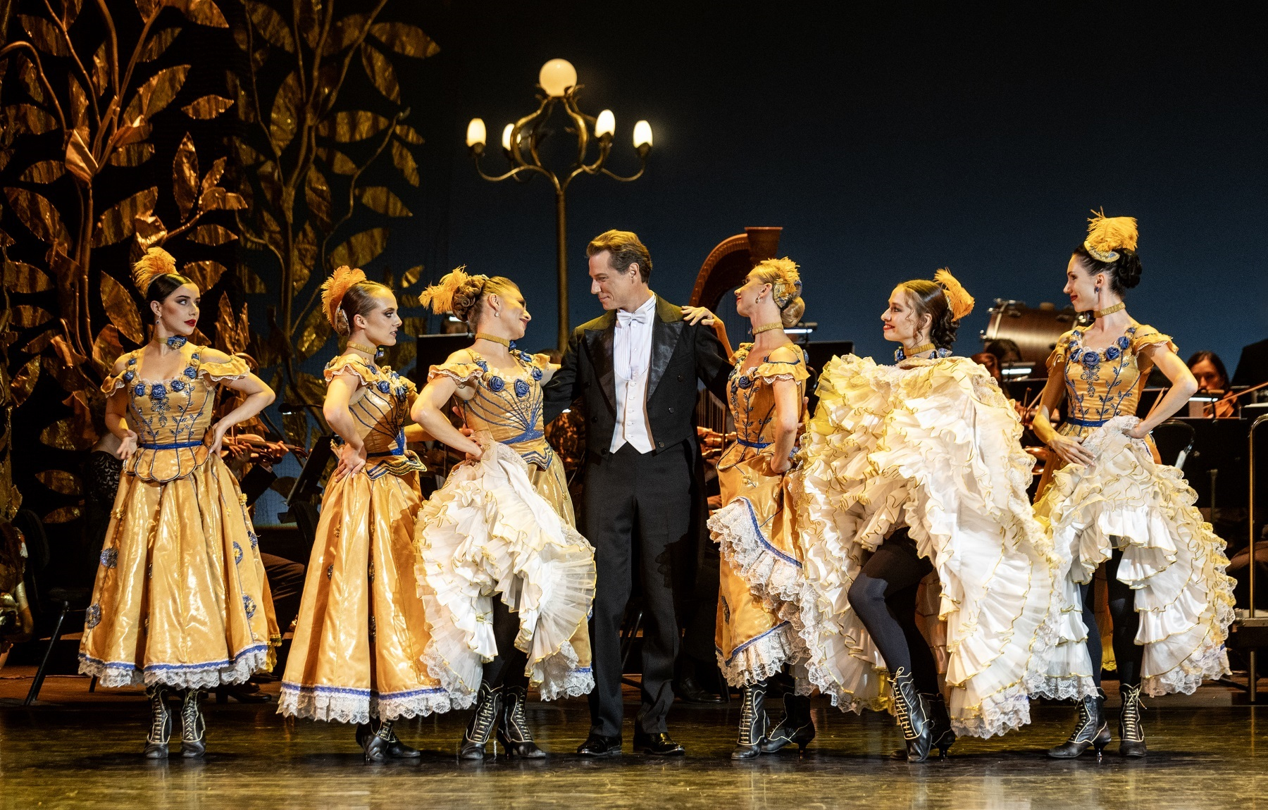 Концерт "Легар-гала" в Москве. Олег Ромашин и артистки балета Концерт "Легар-гала" в Москве. Олег Ромашин и артистки балета